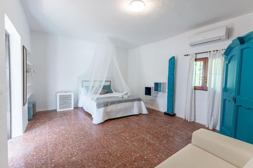 8 Guests Large Villa Near Bossa Beaches & Airport San José Zewnętrze zdjęcie