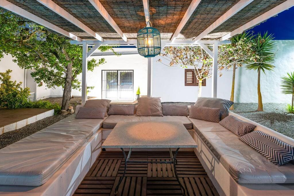 8 Guests Large Villa Near Bossa Beaches & Airport San José Zewnętrze zdjęcie